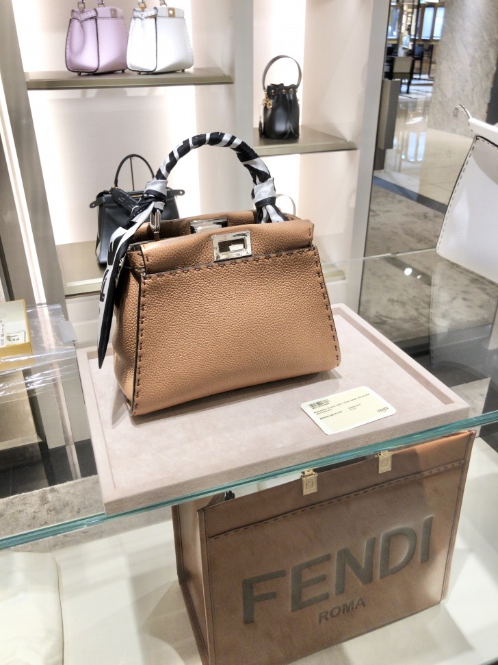 しました FENDI ピーカブースモール ポリエステ